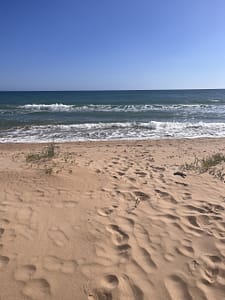 Exklusive Bungalow-Villa direkt am Fiori-Strand (Menfi): 200 m², 5 SZ, 3 Bäder, ca. 5.000 m² Grundstück, große teils überdachte Terrassen, privater Strandzugang. BJ 1978, VB.