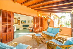 Überdachte Veranda mit Sitzgruppe und Blick ins Wohn-/Esszimmer